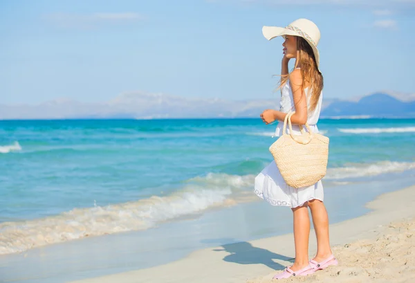 Adorable chica con sombrero elegante en la playa —  Fotos de Stock