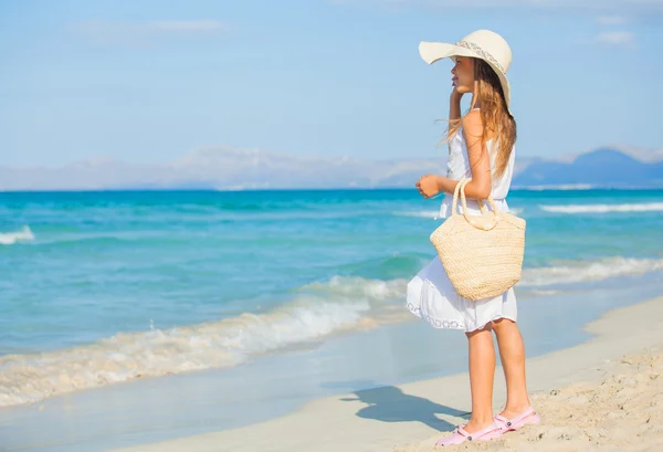 Entzückendes Mädchen mit elegantem Hut am Strand — Stockfoto