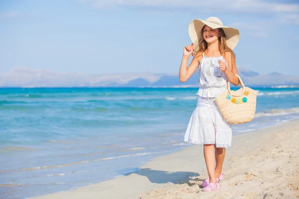 Bedårande flicka klädd i elegant hatt på stranden — Stockfoto