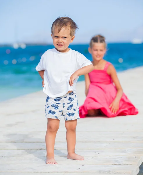 Chlapec s jeho sestrou, chůzi po molu — Stock fotografie