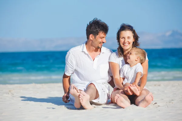坐在热带海滩上的家庭 — 图库照片