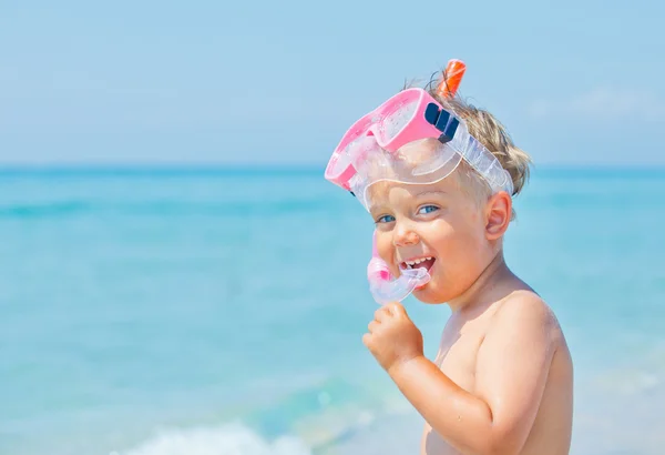 Sevimli, küçük bir çocuk dalış için maske — Stok fotoğraf
