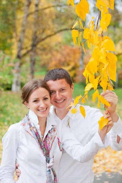 Romântico jovem casal bonito na caminhada de outono — Fotografia de Stock