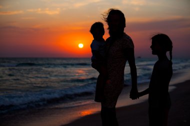 Annem ve onun çocukları silhouettes