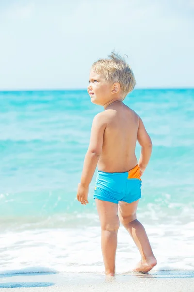 Um menino bonito com na praia — Fotografia de Stock