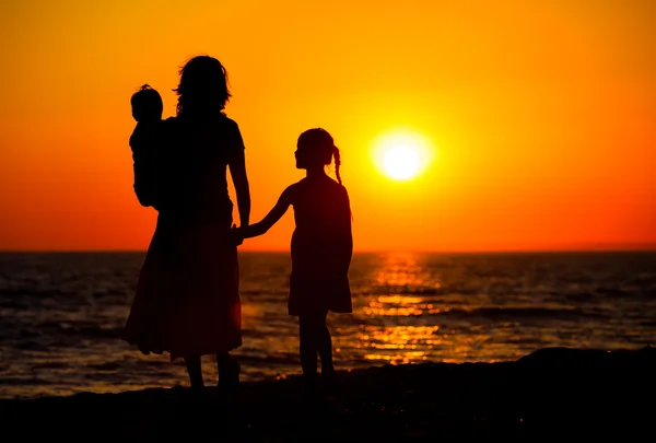 Mother and her kids silhouettes — Stock Photo, Image