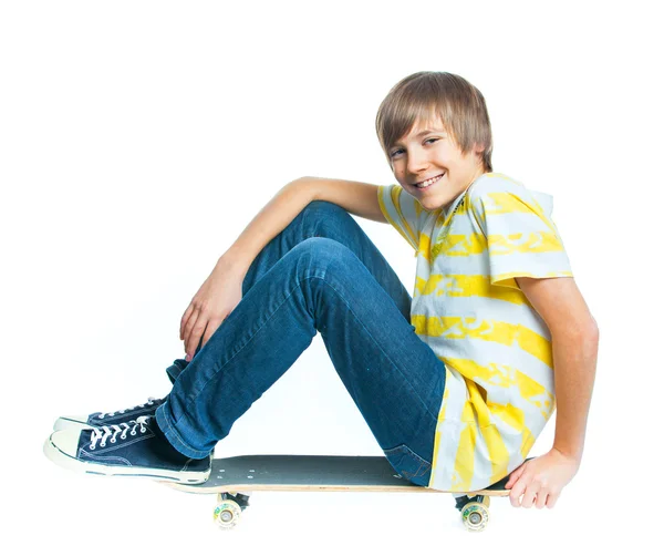 Plavovlasý chlapec na sedící na skateboard — Stock fotografie