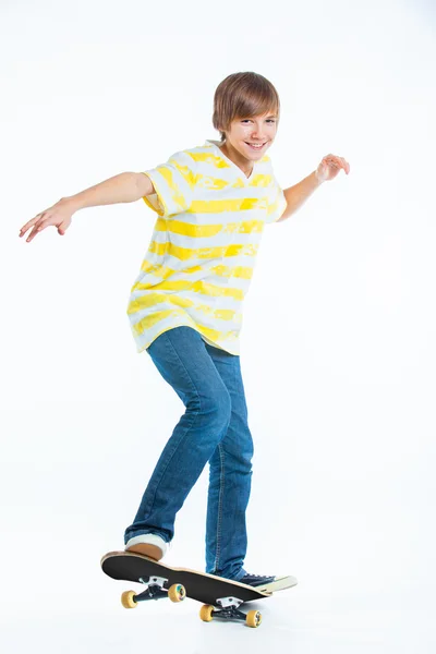 Plavovlasý chlapec na stojící na skateboard — Stock fotografie