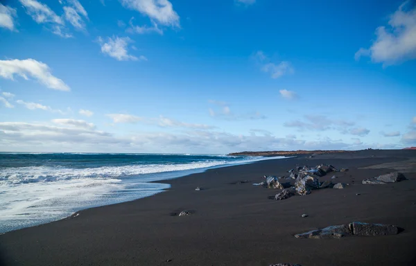 Exotisk strand med svart sand — Stockfoto