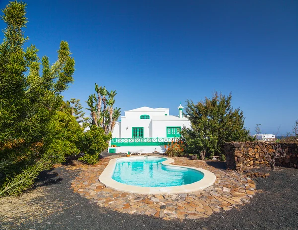 Summer apartments and Pool in Lanzarote — Stock Photo, Image