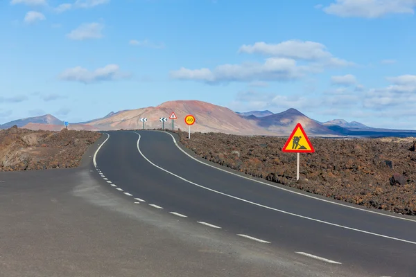 Prázdné silnici lanzarote, Kanárské ostrovy — Stock fotografie