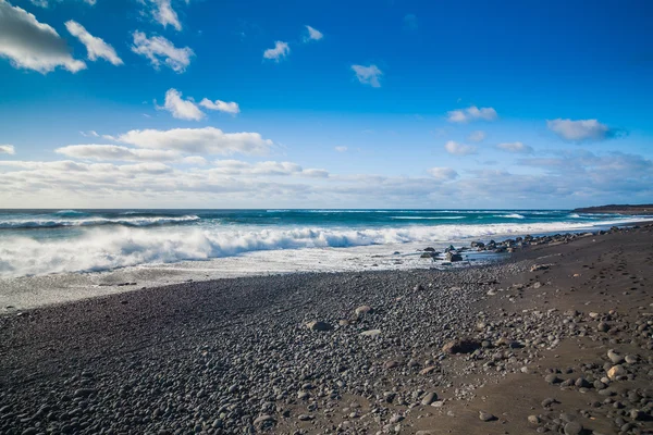 Εξωτική παραλία με μαύρη άμμο — Φωτογραφία Αρχείου