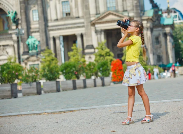 Jong meisje met fotocamera — Stockfoto