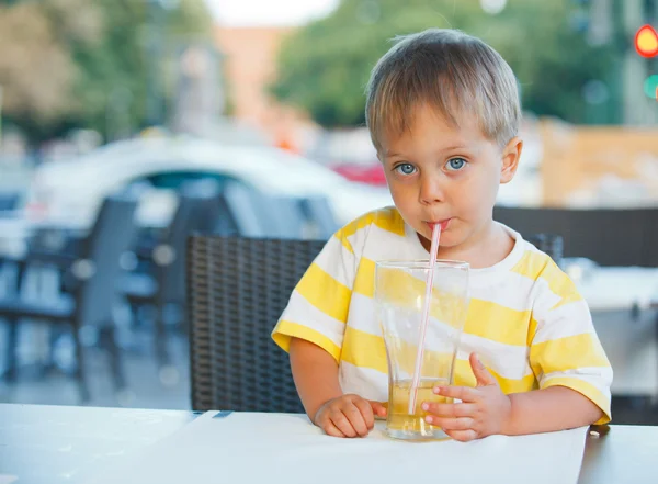 Ritratto di adorabile ragazzino che beve succo — Foto Stock