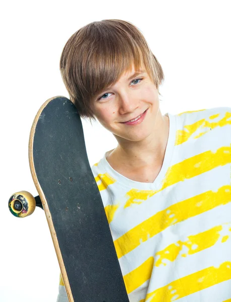 Porträtt blond pojke med skateboard — Stockfoto