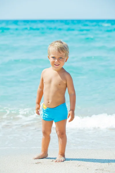 Plaj sevimli bir çocuk ile — Stok fotoğraf
