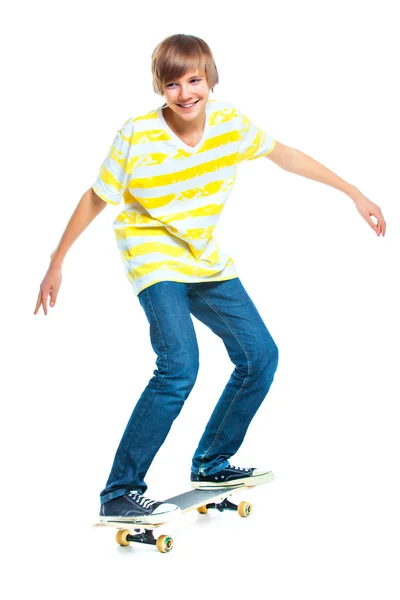 Ragazzo biondo in piedi sullo skateboard — Foto Stock