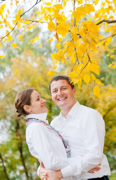Романтическая молодая красивая пара на осенней прогулке — стоковое фото