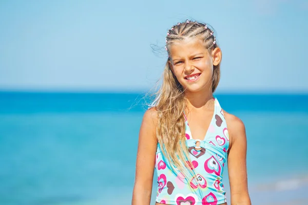 Entzückendes Mädchen am Strand — Stockfoto
