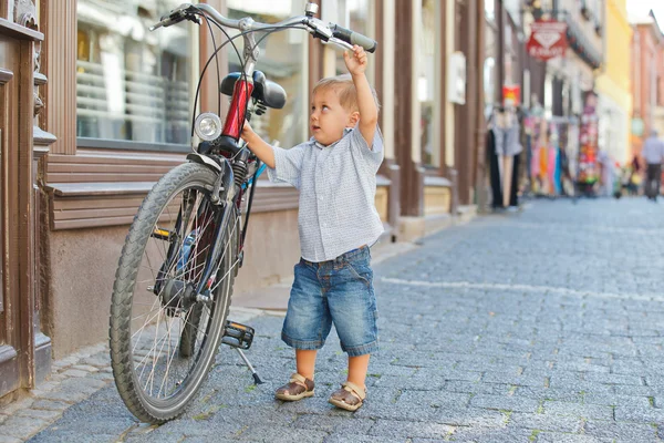 Söt liten pojke med stora cykel — Stockfoto