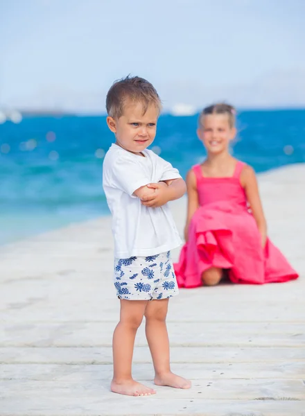 彼の妹と桟橋の上を歩いての少年 — ストック写真