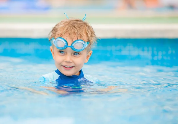 Menino brincando em uma piscina de água — Fotografia de Stock