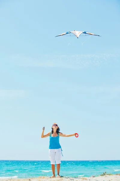 上海滩和五颜六色的风筝玩女人 — 图库照片