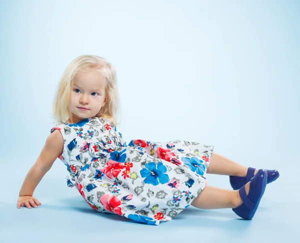Välklädda liten flicka — Stockfoto