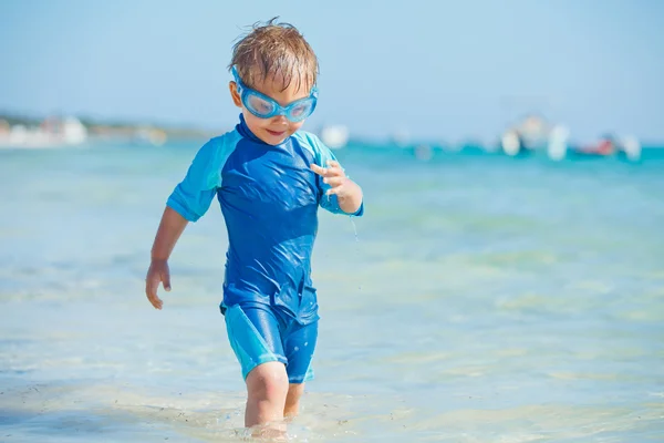 Um menino bonito na praia — Fotografia de Stock