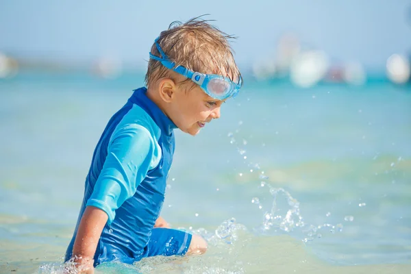 Un chico lindo en la playa — Foto de Stock