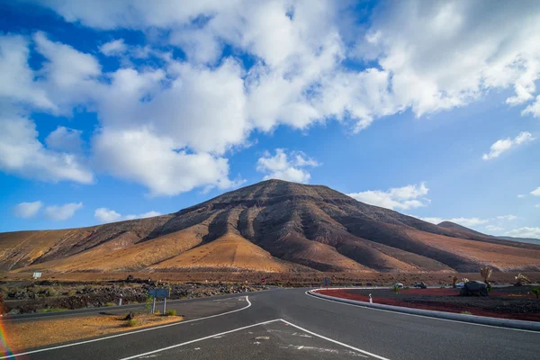 Carretera vacía Lanzarote, Islas Canarias — Foto de Stock