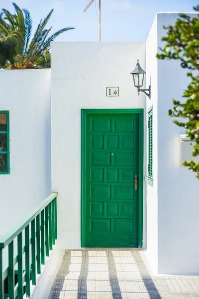 Typický dveře. Lanzarote, Kanárské ostrovy, Španělsko — Stock fotografie