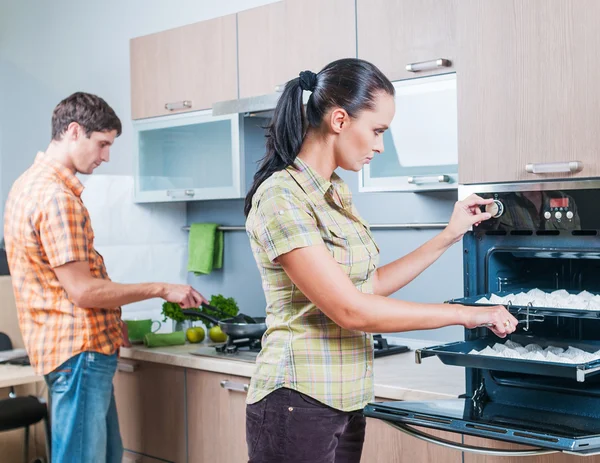 Young couple at kitchen — Stock Photo, Image