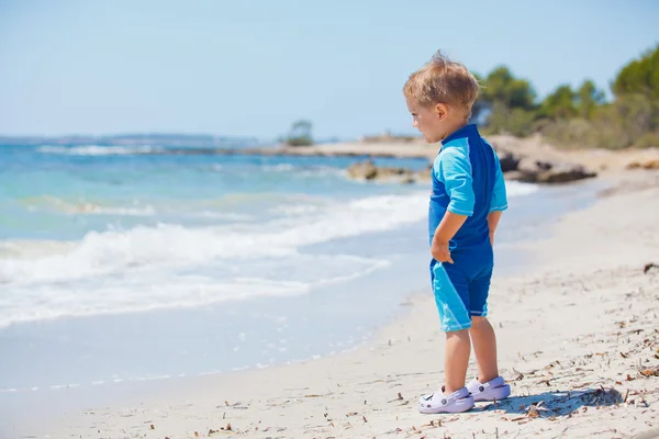 Kleiner süßer Junge am Strand — Stockfoto