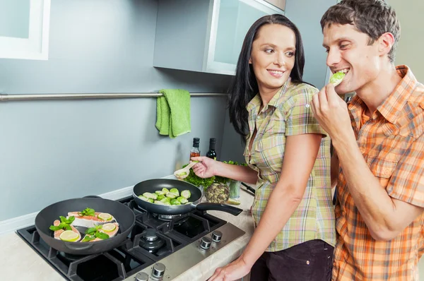 Ungt par på kök — Stockfoto