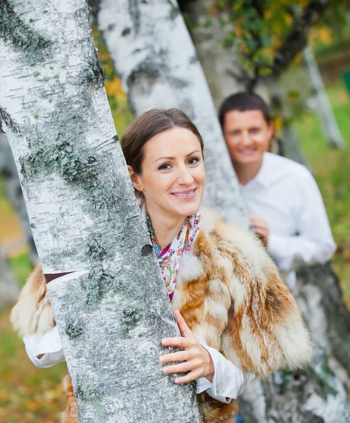 Romántico joven hermosa pareja en otoño a pie — Foto de Stock