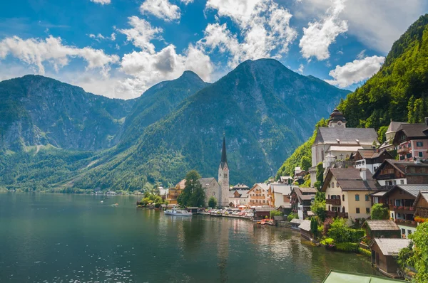 Krásné letní alpské město hallstatt — Stock fotografie