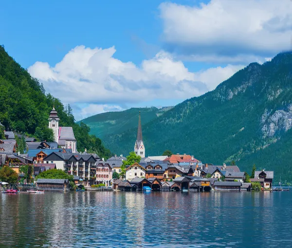 Mooie zomerse stad in de Alpen hallstatt — Stockfoto