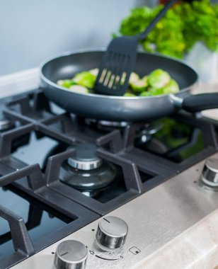 gaz-soba ile hazırlanan sebze yemek