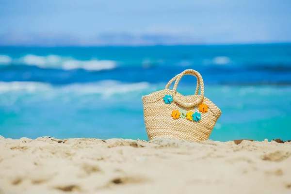 Фото соломенной пляжной сумки — стоковое фото