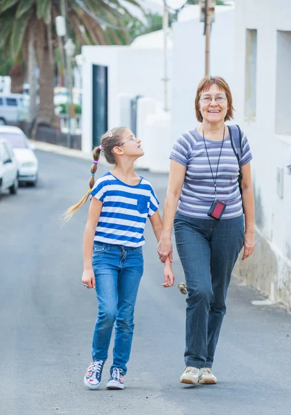 Šťastná dívka s babičkou chůzi — Stock fotografie