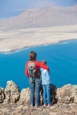Anne ve kızı Cliff'in kenarında duran