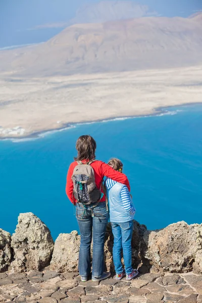 Ibu dan anak berdiri di tepi tebing — Stok Foto