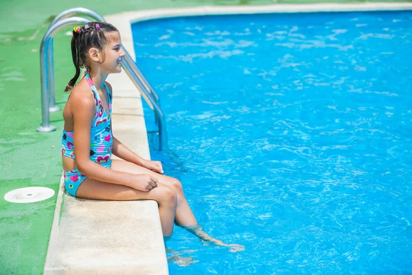 Милая молодая девушка на краю бассейна — стоковое фото