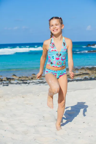 Adorable chica en la playa — Foto de Stock