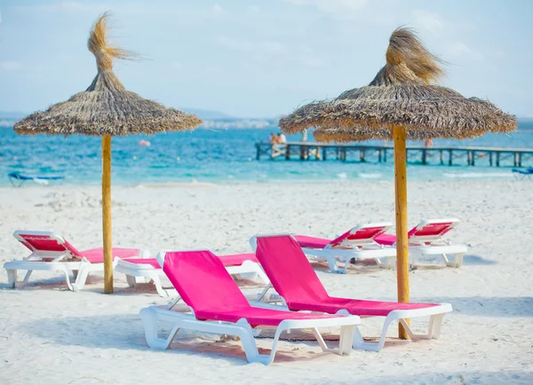 Стільці і парасолька на пляжі — стокове фото