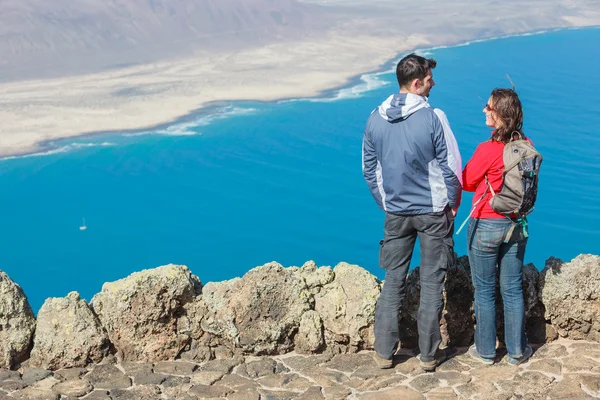 stock image Sport couple standing on cliff's edge