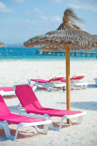 Cadeiras e guarda-chuva na praia — Fotografia de Stock