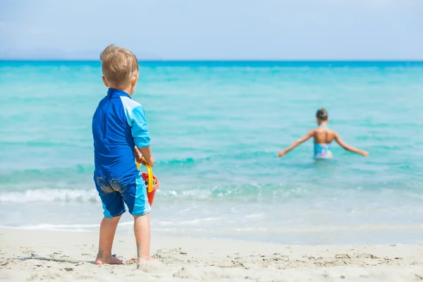 해변에서 행복 한 아이 들 — 스톡 사진