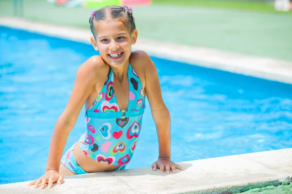 Menina bonita na borda da piscina — Fotografia de Stock